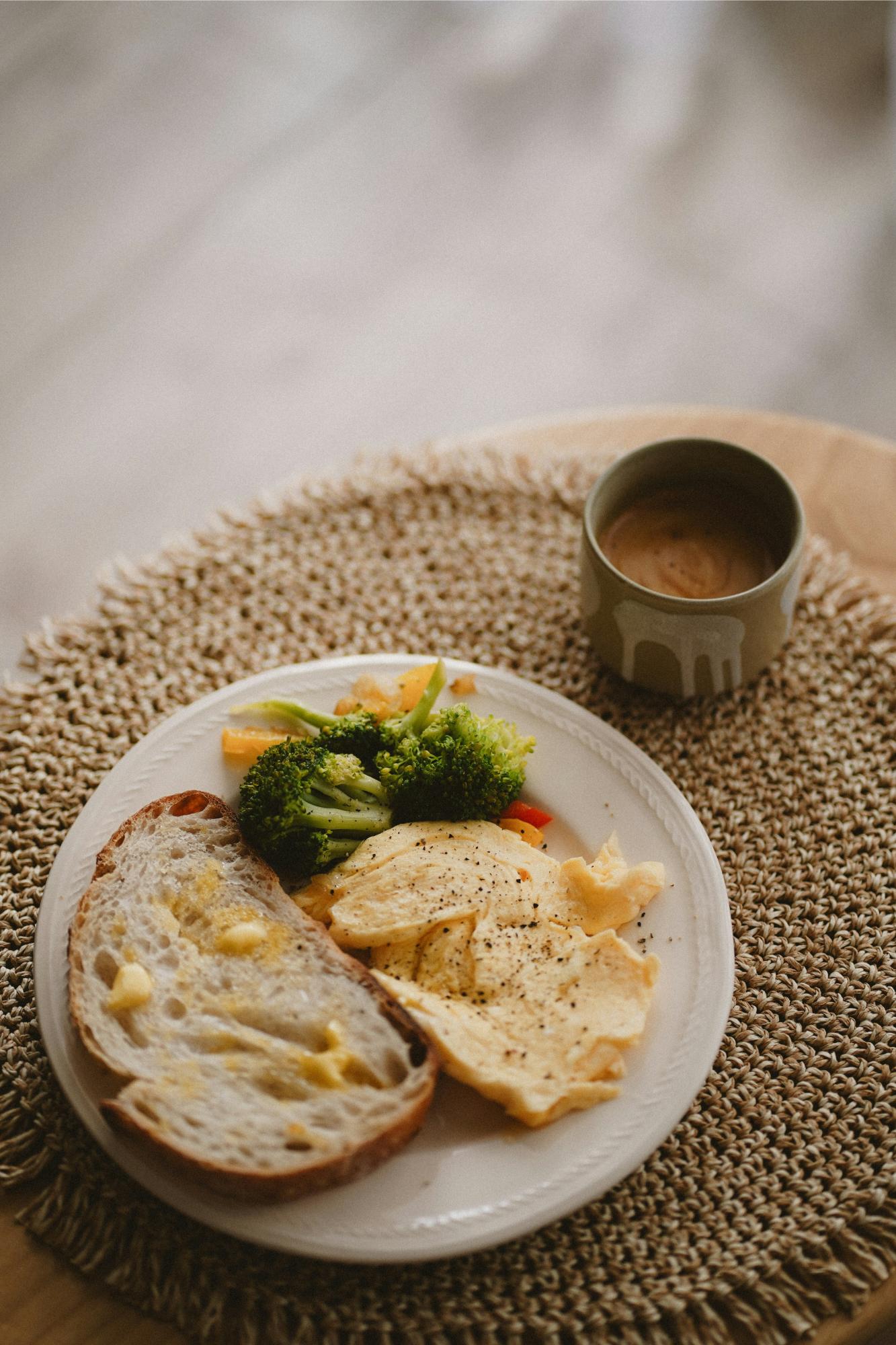 personalised functional testing - image of bread and hummus with a cup of tea on a seagrass mat